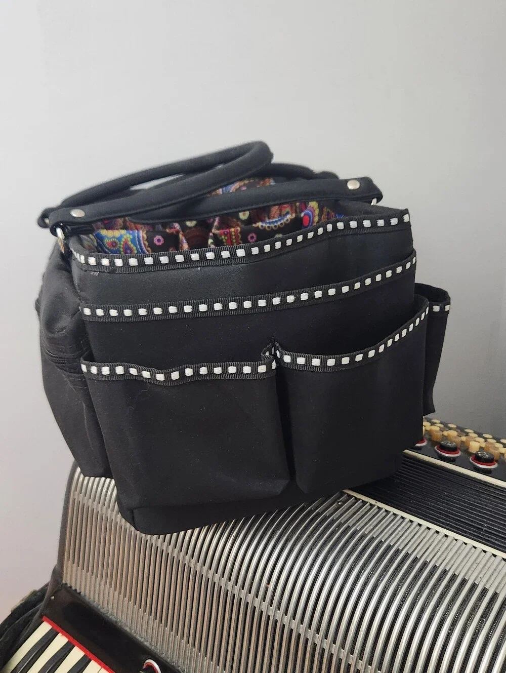 LIKE NEW BLACK NYLON ORGANIZER BAG W/PAISLEY PRINT INTERIOR